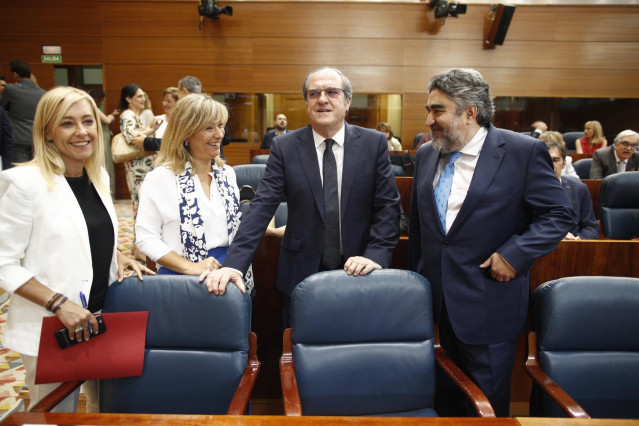 El portavoz adjunto del PSOE en la Asamblea de Madrid, José Manuel Rodríguez Uribes (1d) y el candidato del PSOE a la presidencia de la Comunidad de Madrid, Ángel Gabilondo (2d), en pleno de la Asamblea para elegir a los senadores de designación autonómic