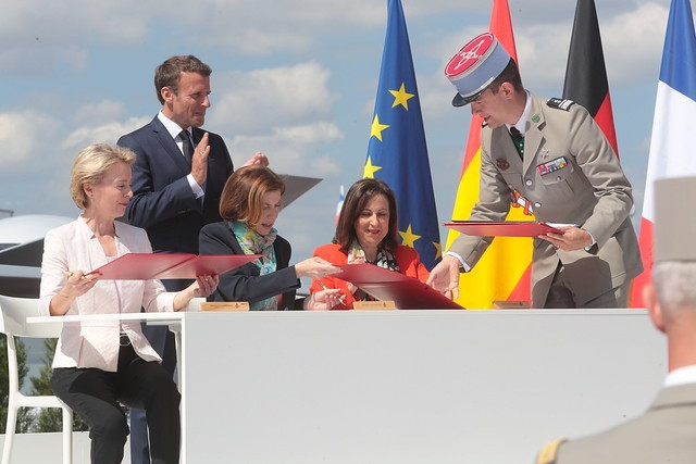 La ministra de Defensa en funciones, Margarita Robles, firma junto a sus homólogas de Francia y Alemania la entrada de España en el programa del futuro caza europeo (FCAS) en el Salón Internacional de la Aeronáutica y el Espacio de París – Le Bourget