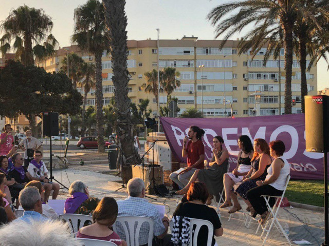 El secretario de Organización de Podemos, Alberto Rodríguez, y la secretaria de Círculos y Participación, Ana Marcello, en un acto en Málaga