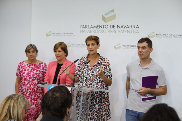 (I-D) La Coordinadora de Izquierda Unida de Navarra, Marisa de Simón; la jefa del Ejecutivo en funciones y líder de Geroa Bai, Uxue Barkos, la secretaria general de PSN, María Chivite y el secretario general de Podemos Navarra, Eduardo Santos, durante la