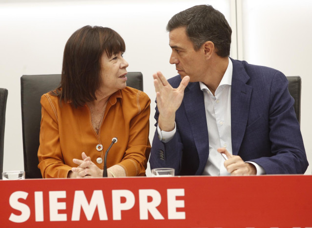 La presidenta del PSOE y el secretario general del partido y presidente del Gobierno en funciones, Pedro Sánchez, durante una reunión de la Ejecutiva Federal del Partido Socialita en su sede en la calle Ferraz de Madrid