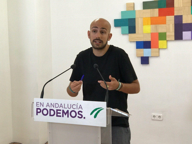 El responsable de la Secretaría Política y de Comunicación de Podemos Andalucía, Pablo Pérez Ganfornina, en rueda de prensa