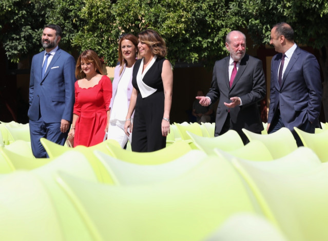 Susana Díaz, en el centro, este lunes