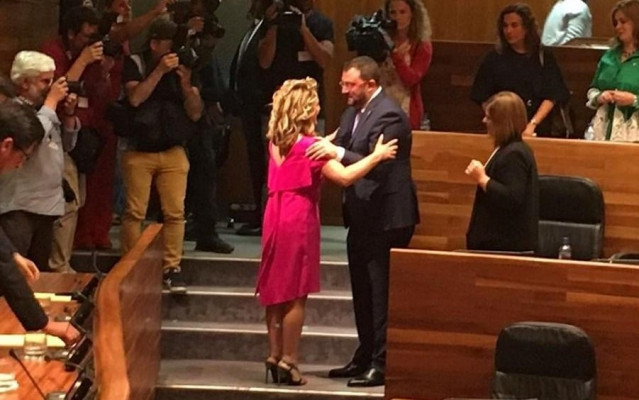 Teresa Mallada felicita a Adrián Barbón.