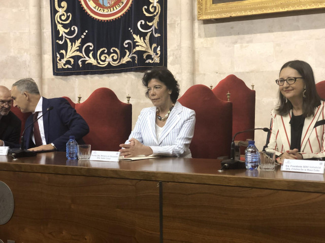 Isabel Celaá en el centro de la imagen durante la inauguración del Congreso.