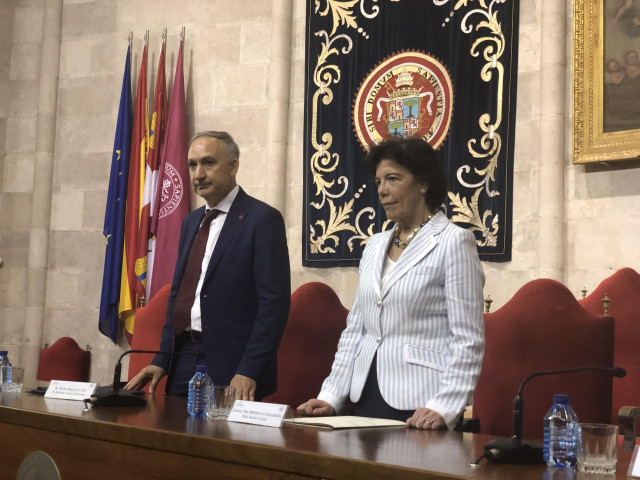 Isabel Celaá junto al rector de la UVA, Antonio Largo, en la inauguración del XV Congreso de Estudios Clásicos.