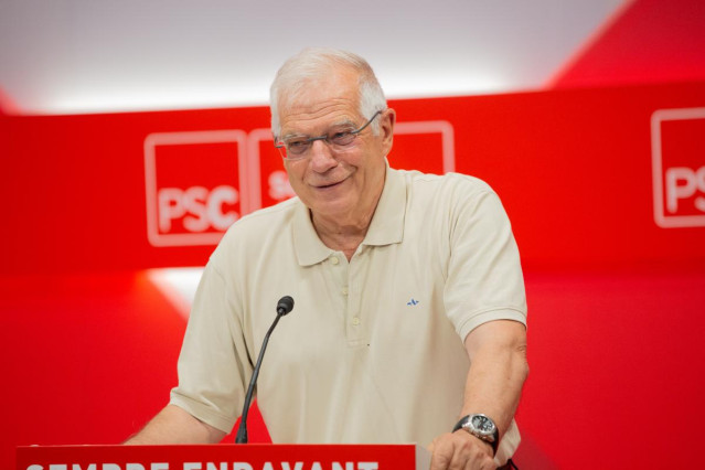 El ministro en funciones de Asuntos Exteriores, Josep Borrell, interviene en la clausura de la escuela de verano del PSC en la Sede del PSC de Barcelona .