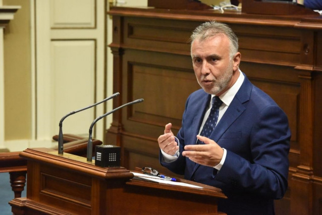 El presidente de Canarias, Ángel Víctor Torres, interviene desde la tribuna en el Parlamento de Canarias