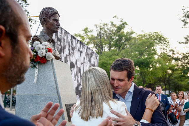 El presidente del PP, Pablo Casado, interviene y participa en los actos conmemorativos del 22 aniversario del asesinato de Miguel Ángel Blanco celebrados en los Jardines Miguel Ángel Blanco de Madrid.