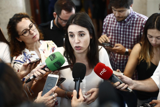 La portavoz de Unidas Podemos en el Congreso de los Diputados, Irene Montero, ofrece declaraciones a los medios de comunicación.