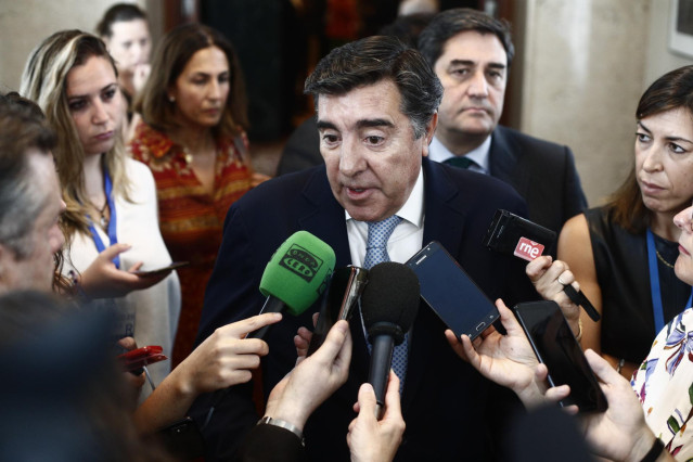 El portavoz interino del Grupo Popular en el Congreso, José Antonio Bermúdez de Castro. ofrece declaraciones a los medios de comunicación.