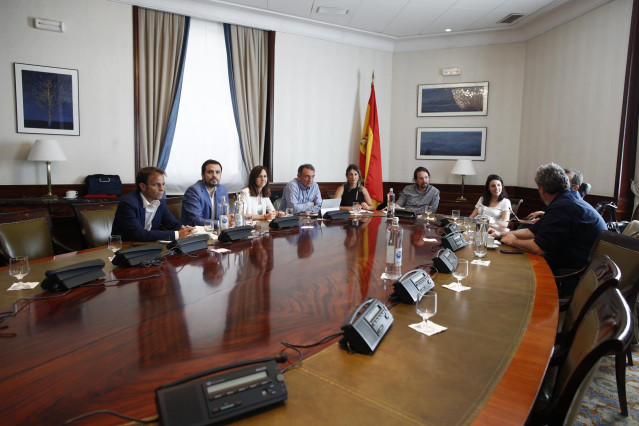 (I-D siguiendo la dirección del reloj) El portavoz parlamentario de En Comú Podem, Jaume Asens; el coordinador general de Izquierda Unida, Alberto Garzón; la diputada electa de Unidas Podemos, Ione Belarra; el secretario general del Partido Comunista de E