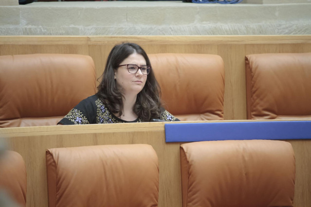 La diputada de Podemos en La Rioja, Raquel Romero, durante la segunda sesión del pleno de investidura para la elección de la Presidencia del Gobierno regional.