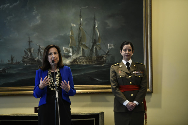 La ministra de Defensa en funciones, Margarita Robles, y la General de Brigada Patricia Ortega durante el acto militar de imposición del Fajín a la misma.