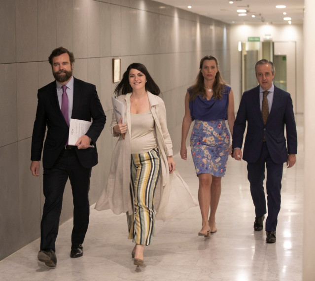 El portavoz parlamentario de Vox, Iván Espinosa de los Monteros, y la secretaria general de grupo parlamentario de Vox, Macarena Olona, en los pasillos del Congreso