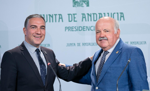 Rueda de prensa posterior al Consejo de Gobierno. El consejero de Presidencia, Elías Bendodo (i) junto al consejero de Salud y Familias, Jesús Aguirre, (d).