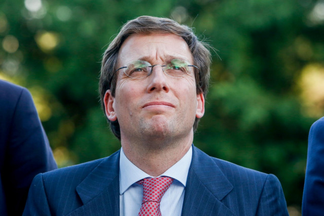 El alcalde de Madrid, José Luis Martínez Almeida, interviene y participa en los actos conmemorativos del 22 aniversario del asesinato de Miguel Ángel Blanco celebrados en los Jardines Miguel Ángel Blanco de Madrid.