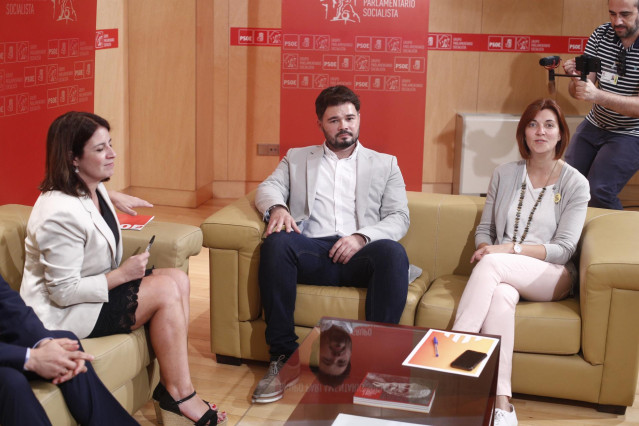 (I-D) La vicesecretaria general del PSOE y portavoz del partido en el Congreso, Adriana Lastra; el portavoz de ERC en el Congreso, Gabriel Rufián; y a diputada de Esquerra Republica per Catalunya, Carolina Telechea, durante su reunión.
