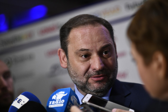 El ministro de Fomento, José Luis Ábalos, ofrece declaraciones a los medios de comunicación a la llegada del foro de debate 'Energyear Mediterránea 2019' en el Hotel Intercontinental de Madrid.
