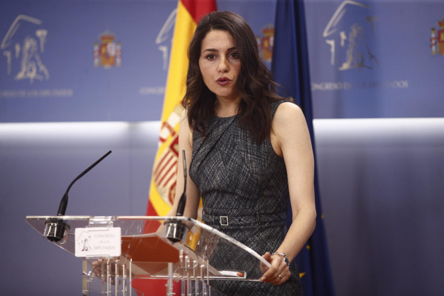 La portavoz de Ciudadanos en el Congreso de los Diputados, Inés Arrimadas, ofrece declaraciones a los medios de comunicación.