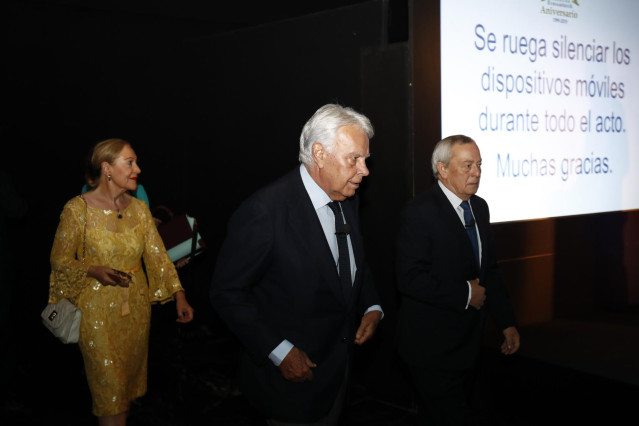 El expresidente del Gobierno español Felipe González y el exministro Carlos Solchaga llegan al acto del XX Aniversario de la Fundación Euroamérica en Casa América.