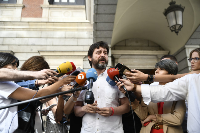 El diputado de Unidas Podemos Rafa Mayoral, ofrece declaraciones a los medios tras la reunión con trabajadores sumidos en conflictos laborales.