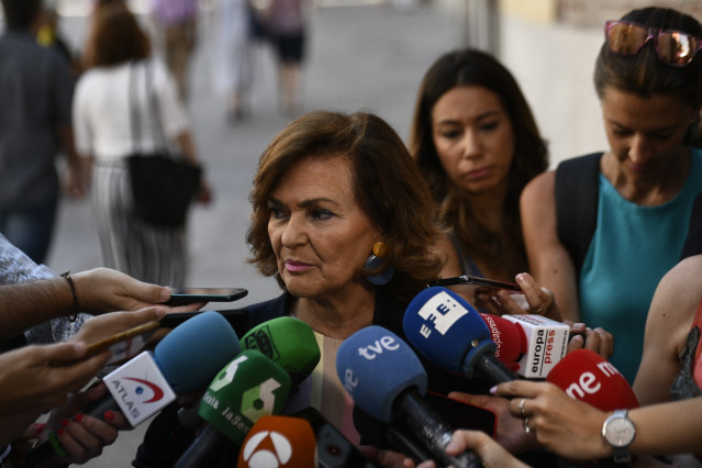 La vicepresidenta del Gobierno en funciones, Carmen Calvo, ofrece declaraciones a los medios de comunicación tras la la firma del convenio entre la Agencia Estatal del BOE y la Real Academia de Ciencias Morales y Políticas en la sede de la Real Academia d