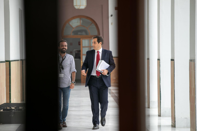 El portavoz parlamentario del PP-A, José Antonio Nieto, por los pasillos de la Cámara autonómica