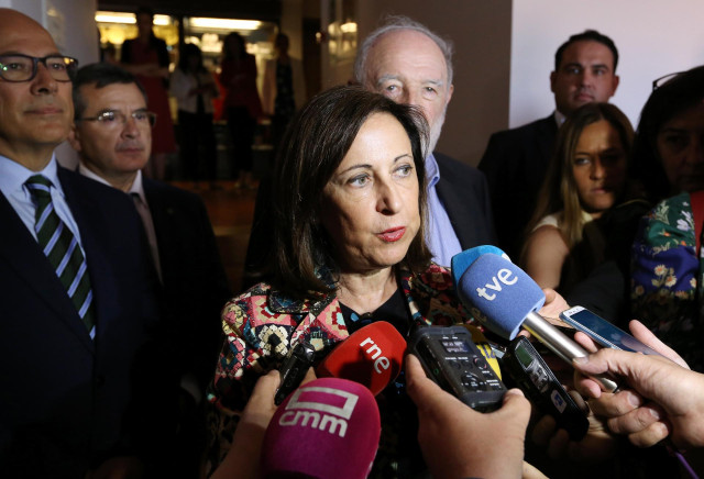 La ministra de Defensa en funciones, Margarita Robles, ofrece declaraciones a los medios de comunicación.