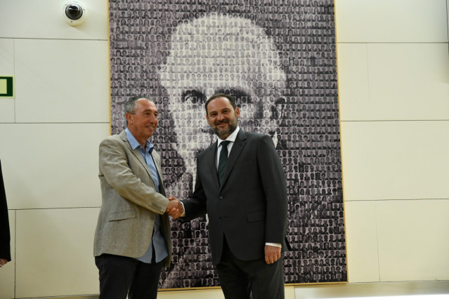 El secretario de Organización del PSOE y ministro de Fomento en funciones, José Luis Ábalos (2i), y el único representante de Compromís en la Cámara Baja y portavoz del grupo político, Joan Baldoví (1i), se saludan antes de su reunión para hablar sobre la