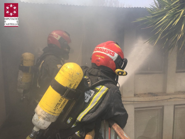 Bomberos durante la extinción en imagen de archivo
