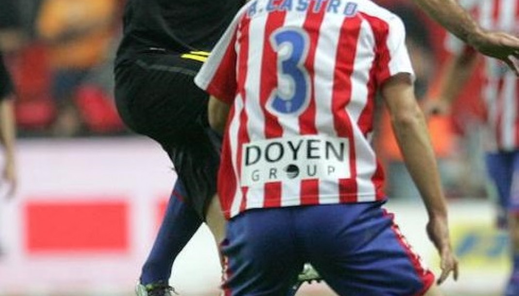 Detalle de la camiseta del Sporting con el patrocinio de Doyen