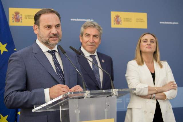 Puesta en servicio de la variante Beas-Trigueros en la N-345. El ministro de Fomento en funciones , José Luis Ábalos (i) , acompañado por el delegado del Gobierno de Andalucía , Lucrecio Fernández (2d) , y la consejera de Fomento , Marifran Carazo (1d) ,