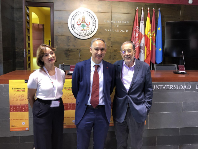 De izquierda a derecha: la virrectora de Comunicación de la UVA, Carmen Vaquero; el rector, Antonio Largo, y Javier Solana.