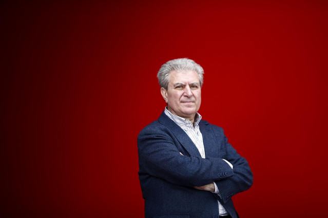 César Antonio Molina presenta su novela Todo se arregla caminando