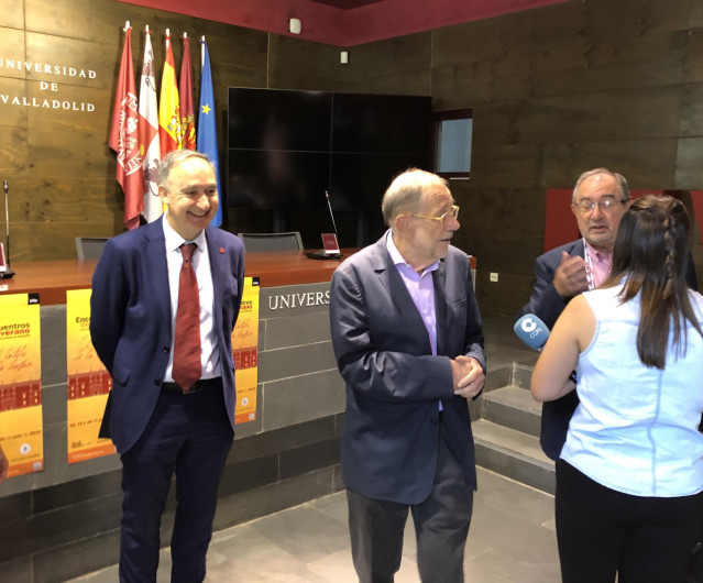 Javier Solana (centro de la imagen) antes de participar en los Encuentros de Verano