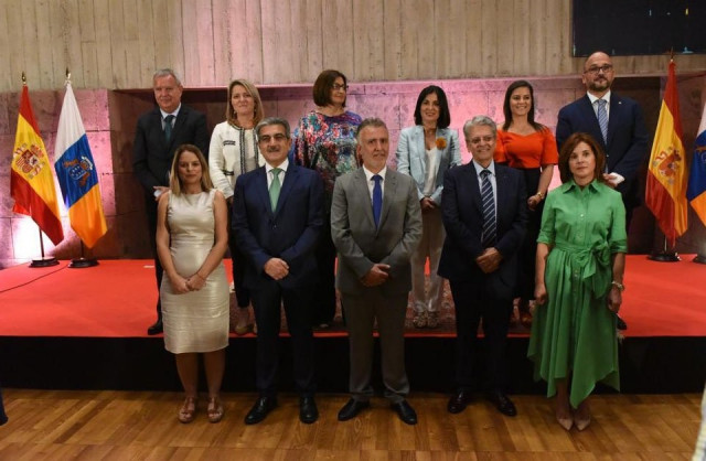 Angel Víctor Torres, con los nuevos consejeros del Gobierno de Canarias