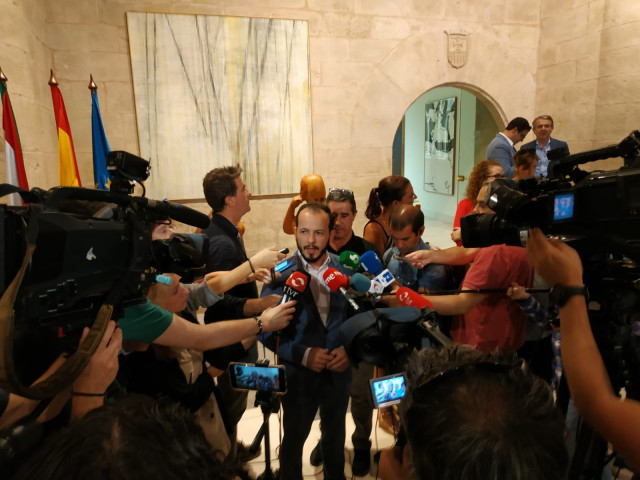 Pablo Baena atiende a los medios tras el segundo pleno fallido de investidura de Concha Andreu