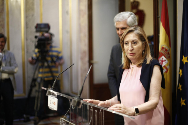 (I-D) El secretario tercero y la vicepresidenta tercera del Congreso de los Diputados, Adolfo Suárez Illana y Ana Pastor, ofrecen declaraciones a los medios de comunicación tras una reunión de la Mesa.