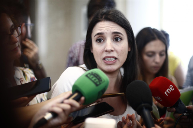 La portavoz de Unidas Podemos en el Congreso de los Diputados, Irene Montero, ofrece declaraciones a los medios de comunicación.