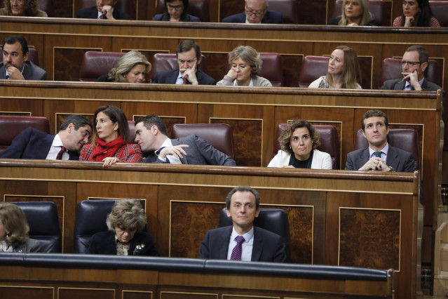 Vista parcial de la bancada del Grupo Parlamentario Popular en el Congreso  en sesión de control al Gobierno. Sentados en el extremo derecho de la segunda fila, el presidente del Partido Popular, Pablo Casado, y Dolors Montserrat.