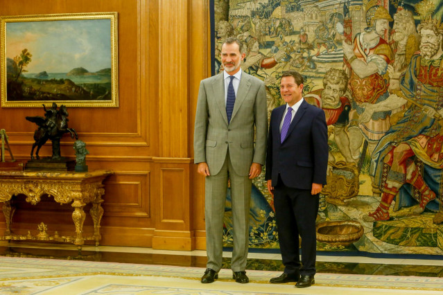 El Rey Felipe VI recibe en audiencia al presidente de la Junta de Castilla-La Mancha, Emiliano García-Page, en el Palacio de la Zarzuela.