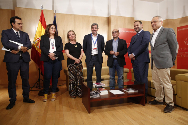 (I-D) El jefe del gabinete de prensa de José Luis Ábalos, Sergio Vázquez; los representantes de Coalición Canaria (CC) en el Congreso, Guadalupe González, Ana Oramas, Fernando Clavijo y José Miguel Barragán; el secretario de Organización del PSOE, José Lu