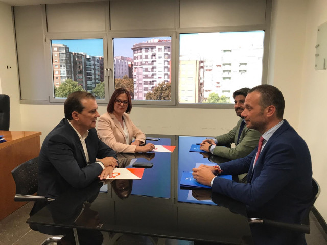 Imagen de la reunión entre PP y Cs para analizar la propuesta de Vox