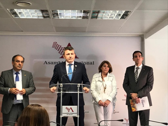 El líder de Vox, Pascual Salvador, en la rueda de prensa en la Asamblea tras el discurso de López Miras