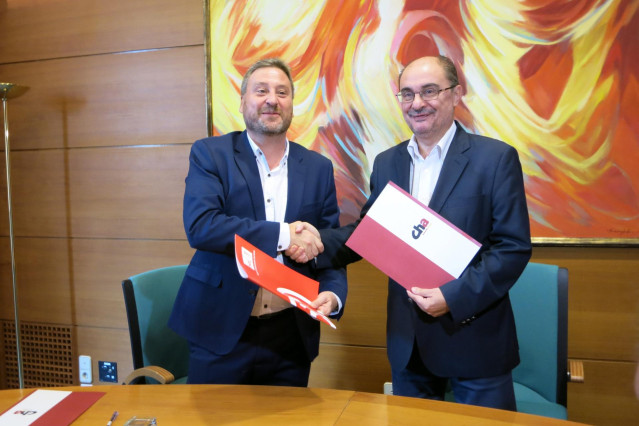 El secretario general del PSOE-Aragón, Javier Lambán, y el presidente de CHA, José Luis Soro, han firmado este viernes un acuerdo de investidura entre ambos partidos para que el socialista Javier Lambán sea reeelegido presidente de la Comunidad.