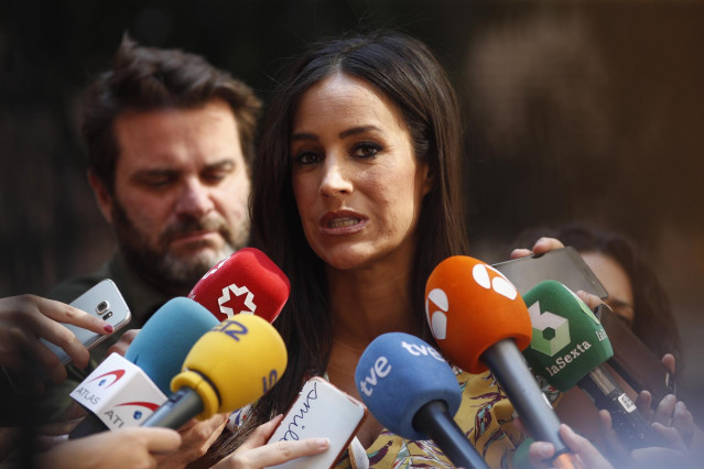 La vicealcaldesa de Madrid, Begoña Villacís, ofrece declaraciones a los medios de comunicación a la salida de la comisión de vicealcaldía en la Plaza de la Villa de Madrid.