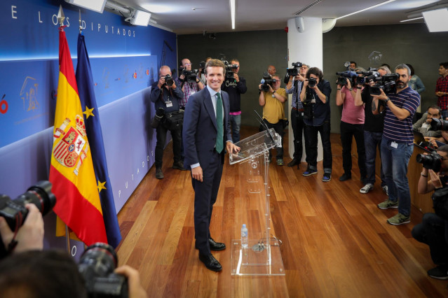 Rueda de prensa del presidente del PP, Pablo Casado, tras reunirse con el presidente del Gobierno en funciones, Pedro Sánchez, en el Congreso de los diputados para hablar sobre la investidura.