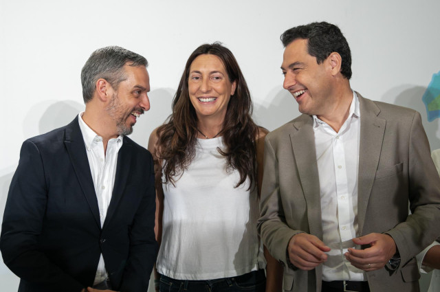De izquierda a derecha, el consejero de Hacienda, Industria y Energía, Juan Bravo; la secretaria general del PP-A, Loles López, y el presidente de la Junta de Andalucía y el PP-A, Juanma Moreno, en un acto del PP en Carmona (Sevilla).