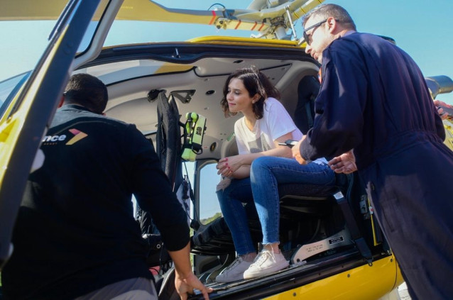 La candidata del PP a la Presidencia de la Comunidad de Madrid, Isabel Díaz Ayuso, comprueba las características de un helicópteros anti-incendios durante su visita a la localidad de Cadalso de los Vidrios.